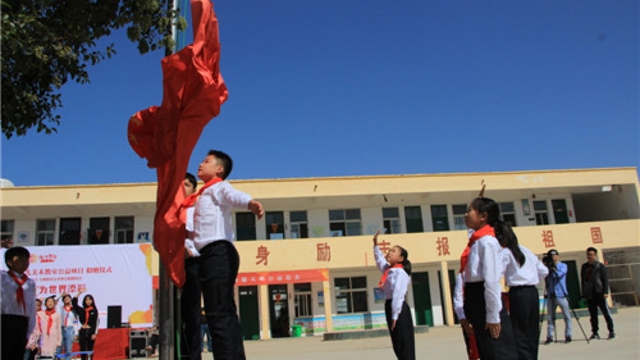 周口留守兒童的國慶節(jié)：敬隊禮、升國旗