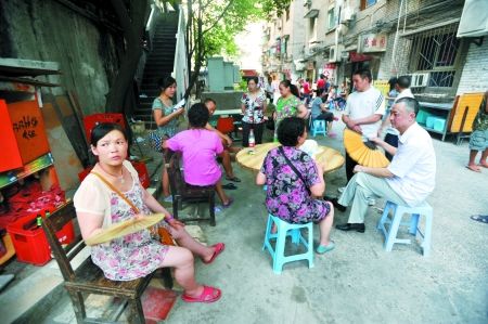 昨日,沙坪壩渝碚路,停電后市民來到院壩里乘涼。記者 張路橋 實習生 陳超 攝 昨日,沙坪壩渝碚路,停電后市民來到院壩里乘涼。記者 張路橋 實習生 陳超 攝
