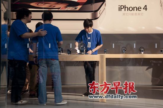 不少蘋果零售店柜臺(tái)人員說,現(xiàn)在iPhone 4很缺貨。早報(bào)記者 王炬亮 實(shí)習(xí)生 楊深來 圖 不少蘋果零售店柜臺(tái)人員說,現(xiàn)在iPhone 4很缺貨。早報(bào)記者 王炬亮 實(shí)習(xí)生 楊深來 圖