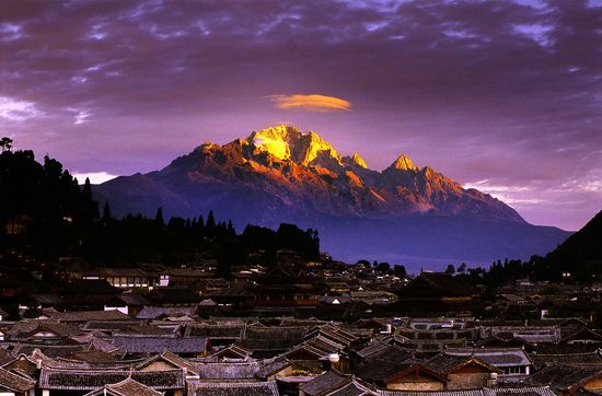 玉龍山下的古城風景 玉龍山下的古城風景