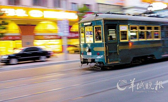古樸的有軌電車(chē)在大連的霓虹燈影中穿梭 新華社記者攝