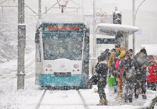 冬季,大連市民在雪中等候202路鐺鐺車(chē) 新華社發(fā)(呂文正 攝)