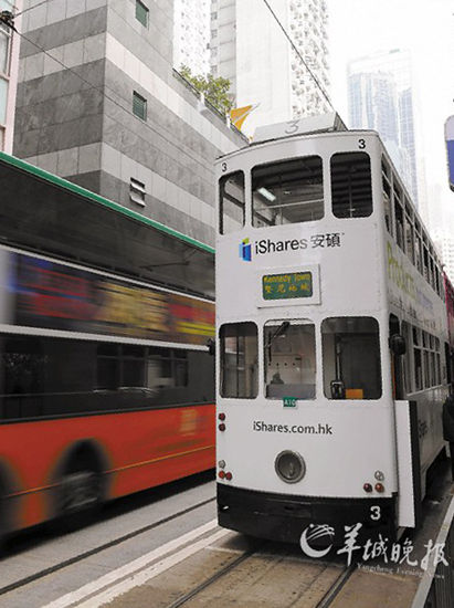 香港鐺鐺車(chē)的特色車(chē)身廣告是一景 新華社記者 黃曉勇 攝