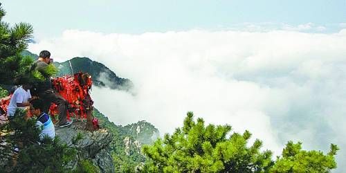 廬山云霧變幻莫測,常常轉瞬間便換了模樣。